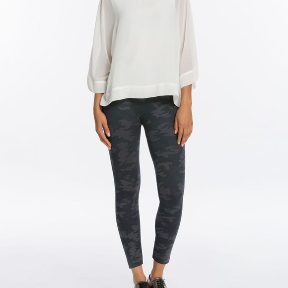 SPANX Pants - Spanx Look At Me Now seamless leggings